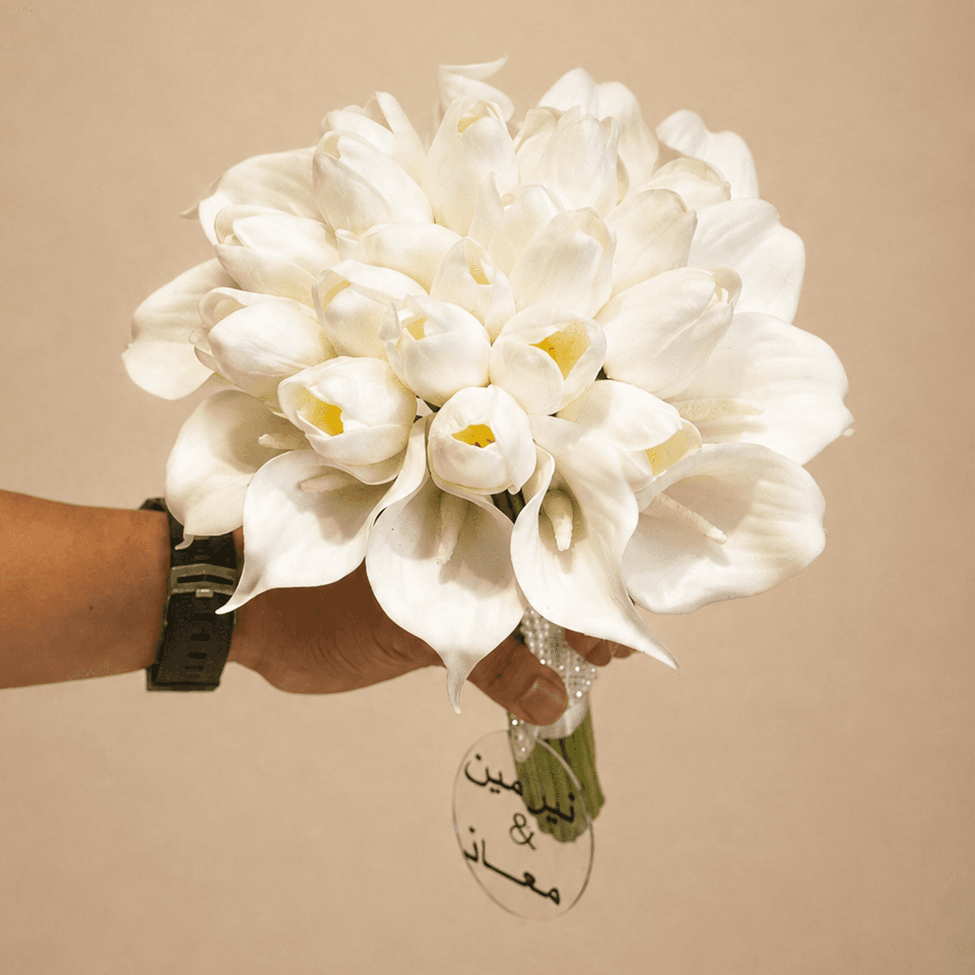 20 Pieces Artificial White Tulips
15 pieces of artificial white
Satin Tape
acrylic hook, the name of the brides